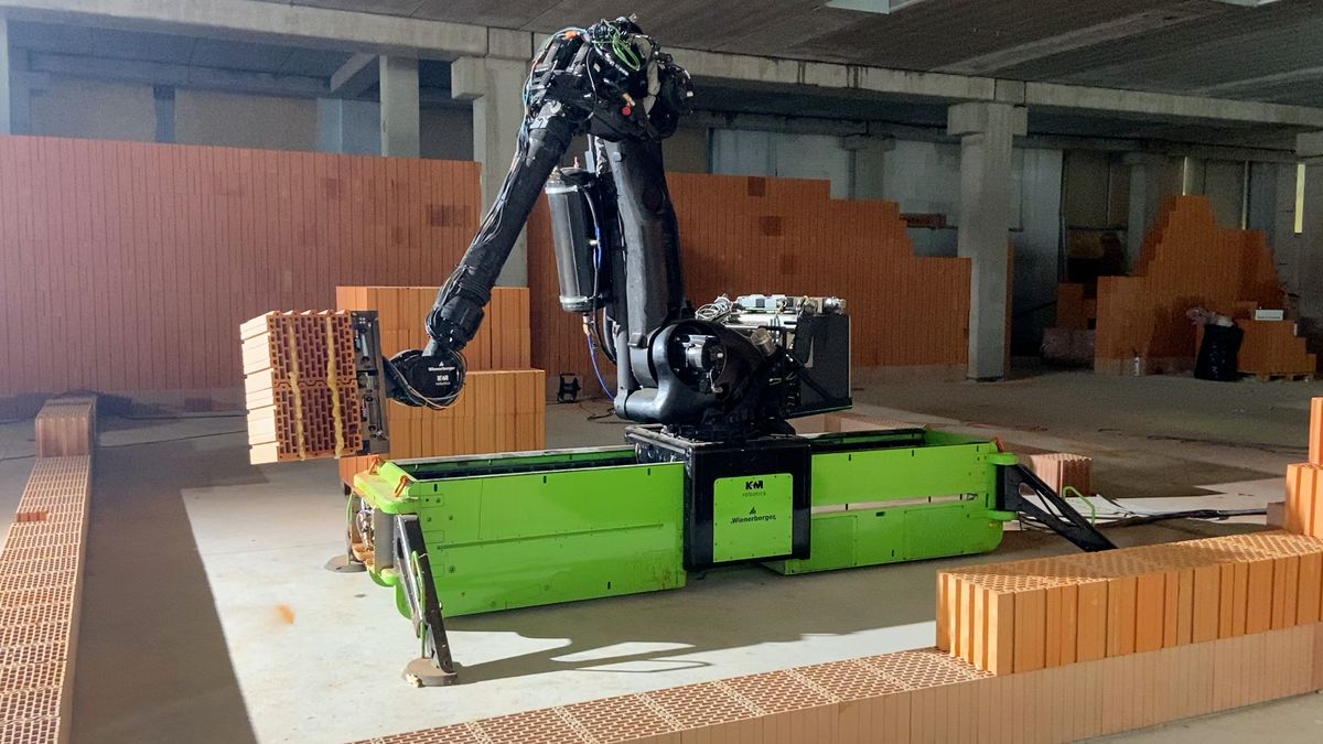 Český zdicí robot poprvé na stavbě. Stojí 19 milionů a skládá halu v Šumperku